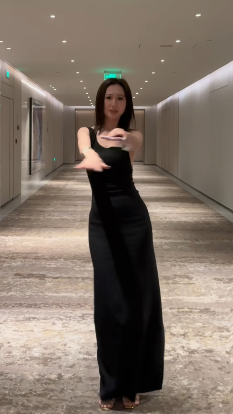 高海宁真空上阵穿超贴身晚装走廊热舞，忘我转圈险泄春光