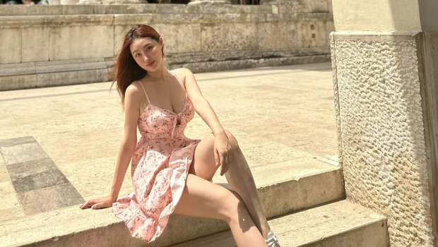 莫华伦索妻游敦煌“双峰凸出”，身材经1物加持营造强烈视觉效果