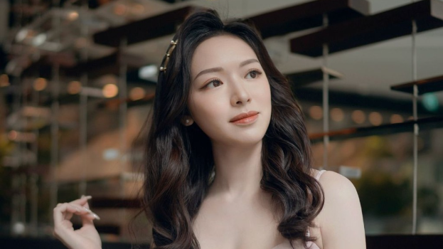30岁冯盈盈罕晒三点式照！外游潜水扮美人鱼，修长美腿爆火辣Body
