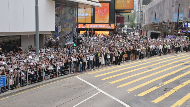 姜涛生日｜近千姜糖逼爆姜涛湾，《中3》8强人气王落铜锣湾踩场，数百粉丝力抗“外敌”
