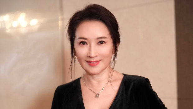 61岁前TVB花旦低胸高衩裙露玉腿，曾与已婚黄日华闹绯闻