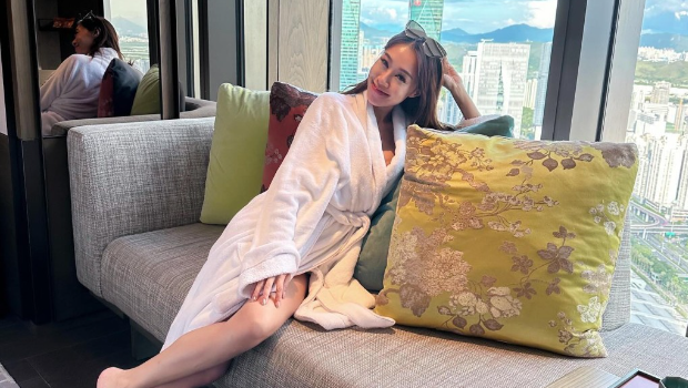 黄心妙晒大量性感相疑曝“床照”，母子互动亲昵似调情惹议