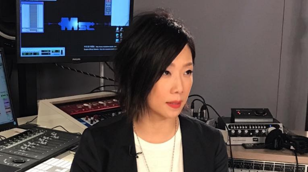 66岁林忆莲旧爱近况曝光，白发苍苍一部位异常肿大