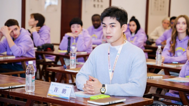 男星宣布退出娱乐圈！入行近10年受不了潜规则，回家摆摊