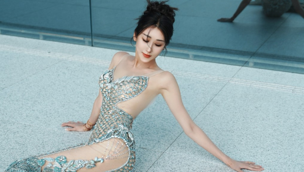 前TVB小生性感妻真空上阵变美人鱼！五年抱四好生养