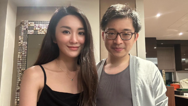 林作女友裕美晒全裸冲凉片！大动作险走光，借位遮重要部位