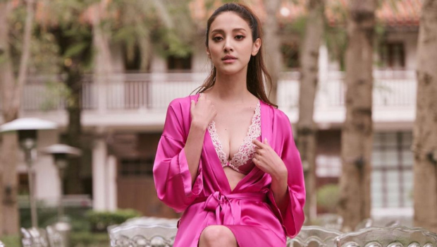 视帝老婆瘦到上围缩水？街头解开外套向男星展示Bra Top