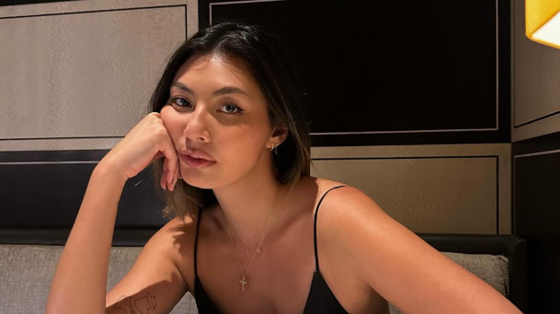 ​王敏德爱女吊带裙真空几近走光！“摄影大师”挑战爸爸底线