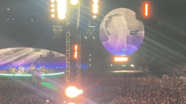 Coldplay香港演唱会，任达华张曼玉等群星到启德现场观看