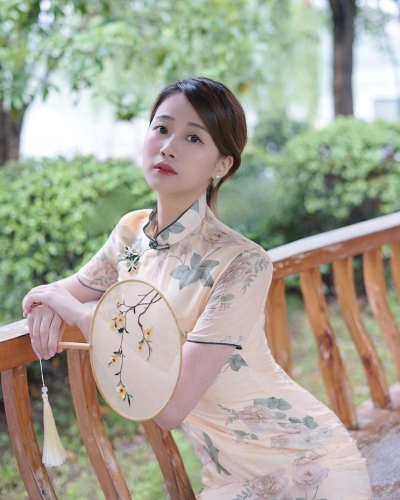 温荞菲大晒美照庆生，外表甜美，身材性感，被封新闻界咪神2.0