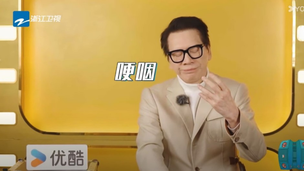 76岁向华强罕有激动哽咽，承认愧对星二代儿子