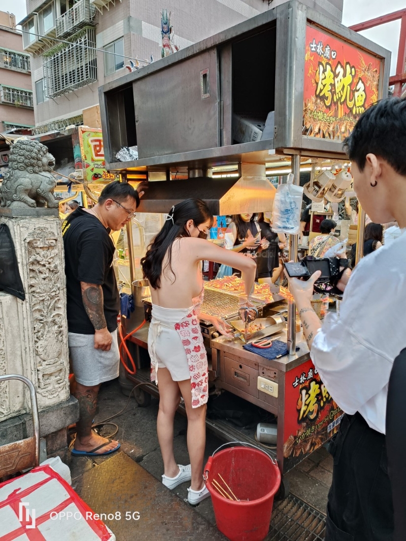 台湾“鱿鱼妹”爆红，傲人身材遭质疑，大气回应：我的奶是真的