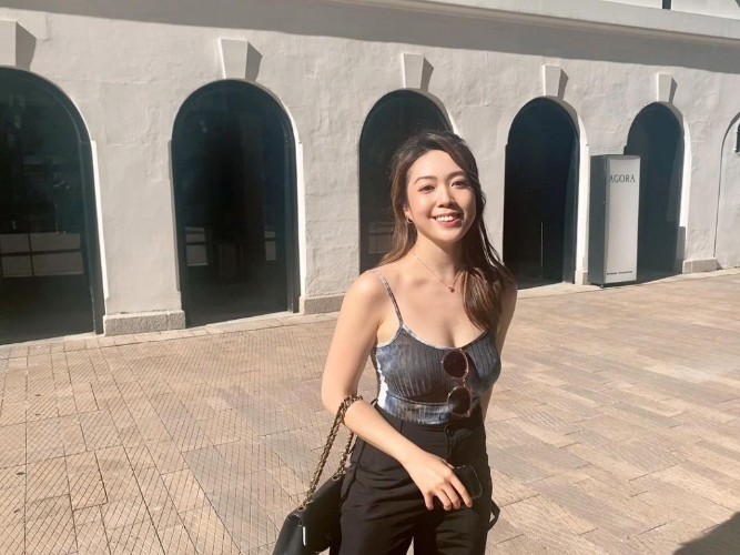 唐海汶大晒火辣身材，穿吊带低胸背心，大秀事业线