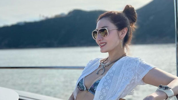 53岁李嘉欣穿比基尼泳装出海，大晒结实腹肌震惊网民！