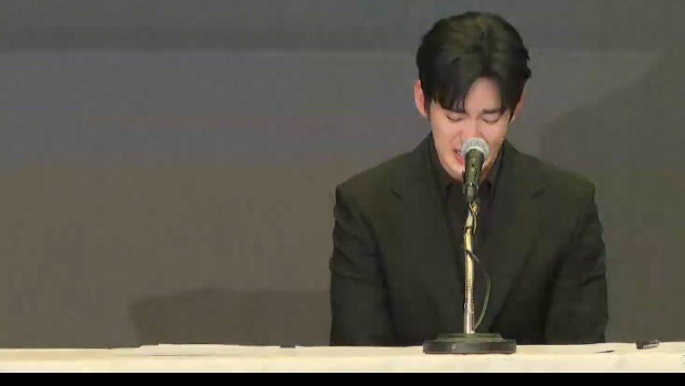 金秀贤记者会｜泪崩道歉宣布暂停演艺活动：我是一个胆小鬼