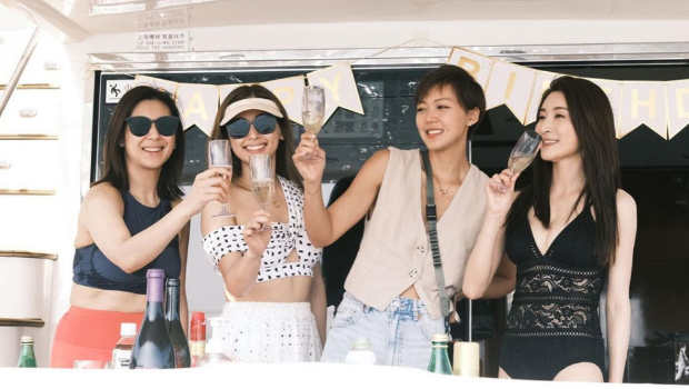 林夏薇性感泳衣纤腰若隐若现，侧身上围现超3D效果