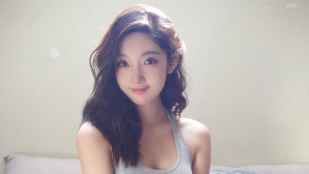 都美竹大晒比基尼泳装，火辣身材曲线毕露，网友：要相信吴亦凡的眼光