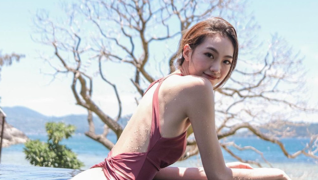 港姐杨咏彤大晒比基尼泳照，露美背纤腰，翘臀吸睛