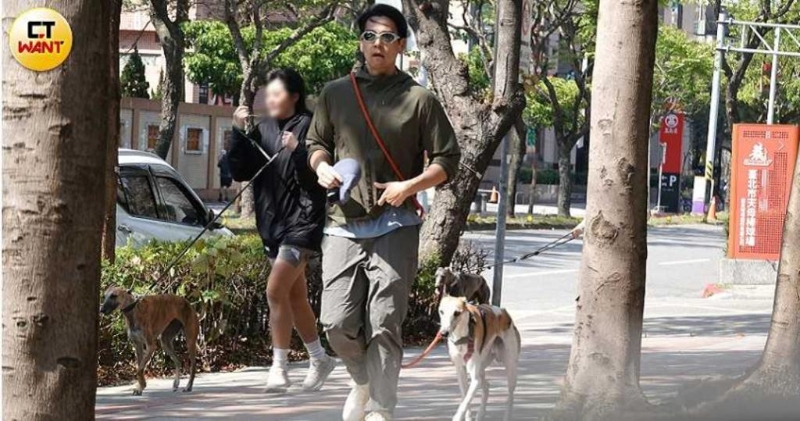 媒体爆料彭于晏身边出现170cm女伴，台北街头陪遛3小狗