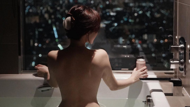 “宅男女神”李蔓莹晒浸浴照成瘾，持续解放性感