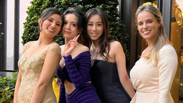 何超欣参加世界级富豪婚礼，大秀美腿，深V设计晒事业线