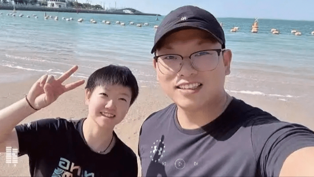 巴黎奥运丨乒乓名将孙颖莎桃花开？传与男子海边度假