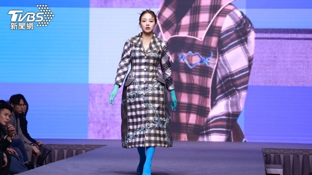 35岁童颜女星未婚产子首露面！罕谈女儿爸爸秘密