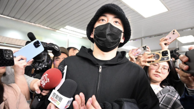 王大陆涉杀人未遂丨以500万新台币保释离开法院6字回应，向司机比中指画面曝光