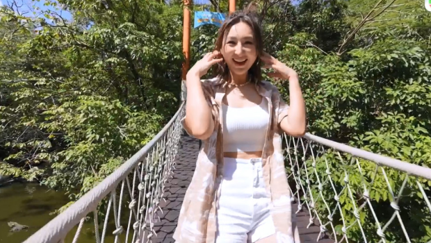 高海宁旅游节目性感上阵，脱浴袍露香肩全裸浸浴震撼眼球