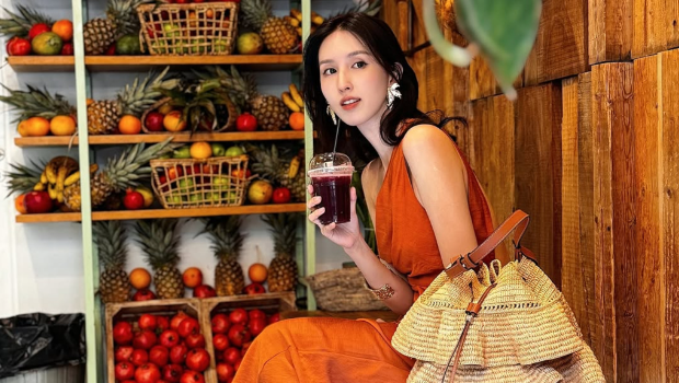 不只天王嫂被偷！女星希腊神殿旅游，刚买一天包包也被偷