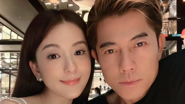 郭富城与老婆机场私下互动惹热议！同款手袋曾多次连累天王被批评？