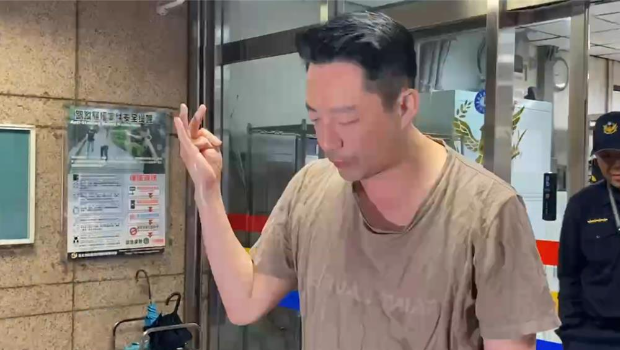 汪小菲失控闯大S豪宅闹事，被报警赶人不满吐8字