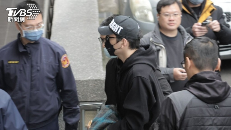 王大陆被捕图片曝光！涉花钱造假病历，被押送新北地检署