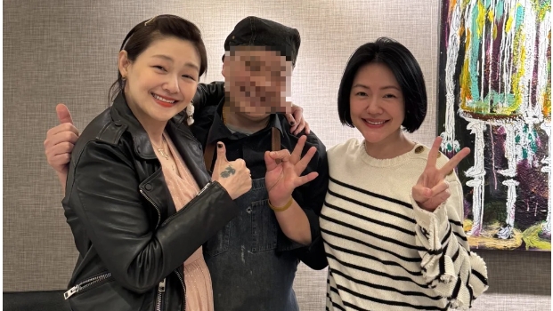 大S过年前聚会灿笑照曝光，网友见头上发饰引鼻酸
