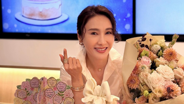 53岁黎姿为妈妈庆祝80大寿，黎母曾因一原因开车送货养家