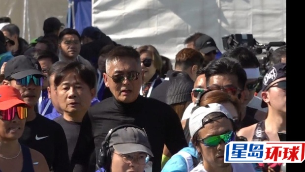 渣打马拉松丨周润发被形容为“全场最喜欢的跑手”，因一事钟情在香港跑步