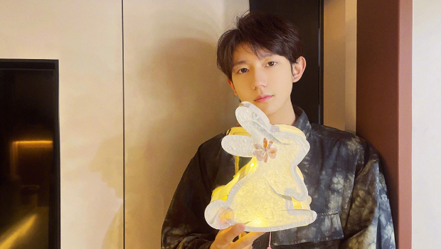 TFBOYS王源恋爱了？传为正妹学霸逃学约会，女急删放闪文