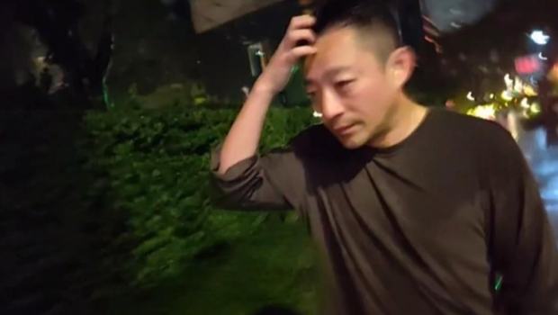 大S徐熙媛离世｜汪小菲返家衣薄淋雨半小时，镜头前极度悲痛，网民斥演过头好恶心