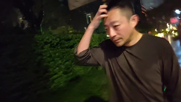 大S猝逝，汪小菲哀伤“淋雨独步30分钟”，落寞回台北豪宅