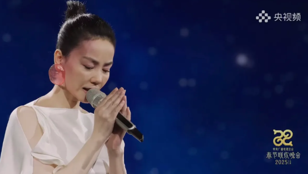 王菲泪洒春晚，遭邻居歌手曝“父母和哥哥往生”至亲剩2女儿
