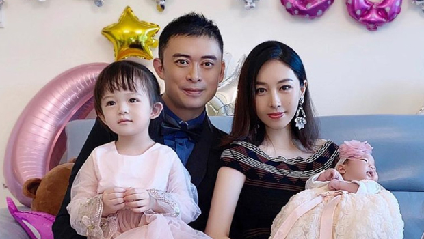 贾晓晨一家为女儿庆生表现生疏，自揭与樊少皇婚姻陷边缘