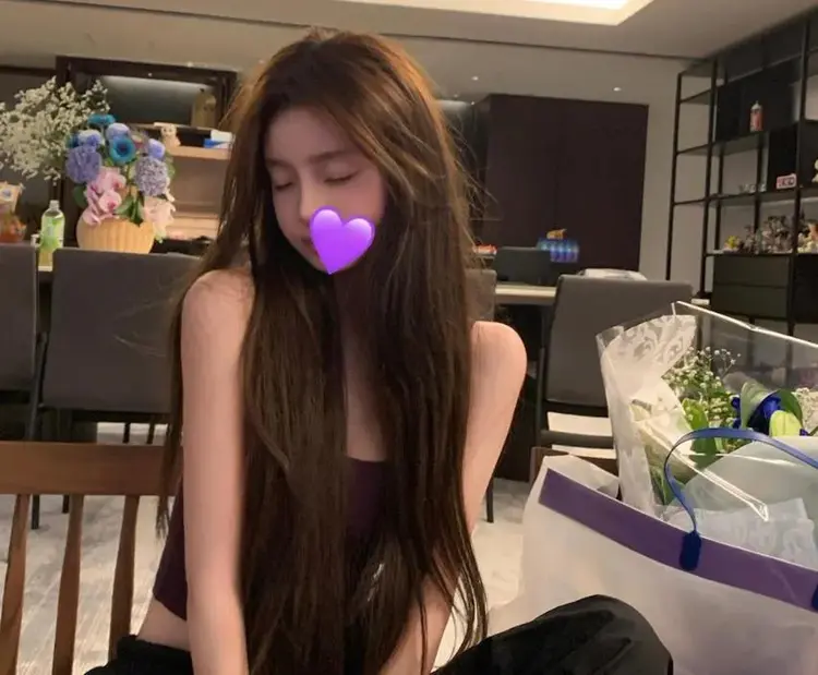 王思聪带女友现身成人店，偷偷点赞前女友美照，新欢旧爱暗中较劲