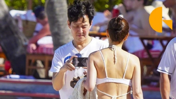 李政宰相恋三星前媳妇林世玲17年！宠溺帮拍比基尼辣照画面曝