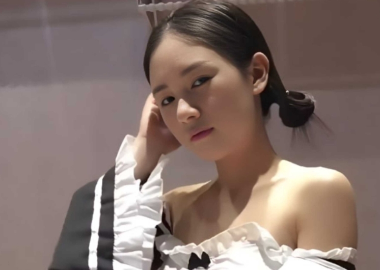 有那么一瞬间 看起来有点像小章子怡 与主人视频在镜头前搔首弄姿