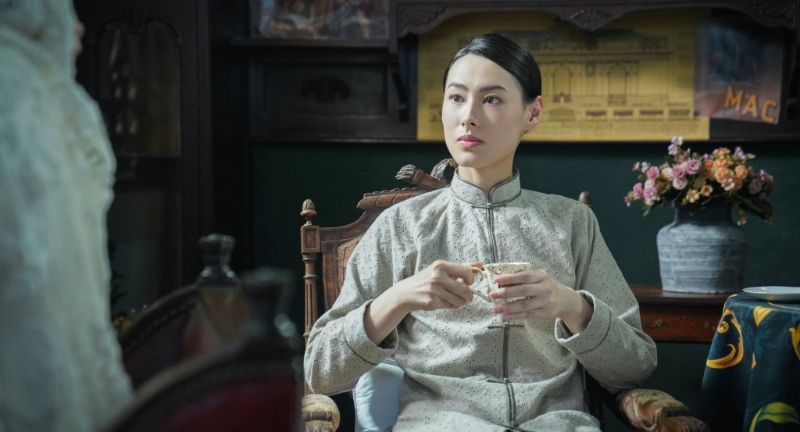 梁洛施疑与大仔李长治现身加拿大，壮健少男已经高过妈妈肩头