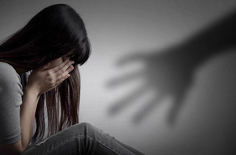 女星泪控“手伸进衣乱摸”, 金曲歌手发毒誓：若有被车撞死