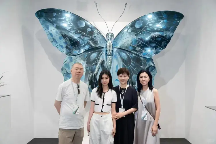 冯小刚一家3口看展，18岁徐朵穿露脐装好时髦