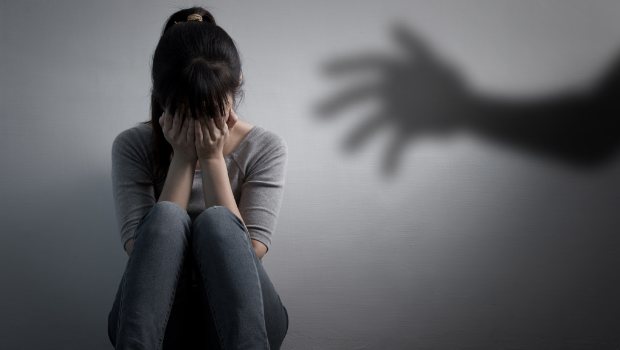港天王男星遭爆“趁亲热戏毛手毛脚”，女方拒绝被放黑料封杀