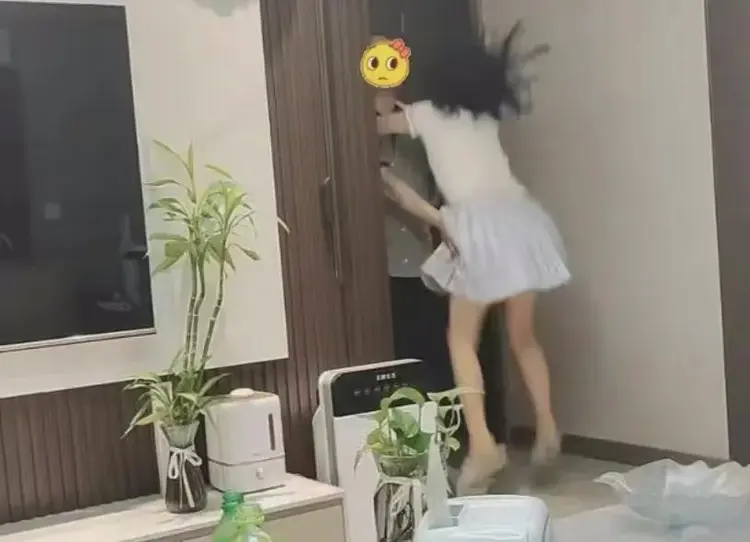 “夹大腿，要亲亲”：青春期女儿与老爸的举动曝光，评论区炸了……