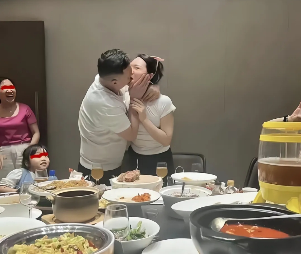 同学聚会结束，女子和初恋吻别被拍，结局差点拆散两个家庭